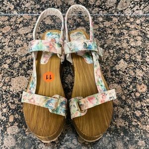 Bamboo Velcro faux wood platform sandals size 11